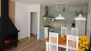 A modern kitchen with a built-in stove, microwave, and a hanging light fixture. - Beachside Getaway: Private Pool, Free WiFi, Pet Friendly, Air Con, Near Dog Beach (Deltebre)