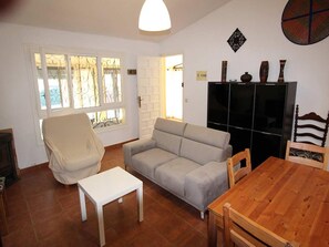 TV, fireplace - Perfect Vacation Home: Private Pool, Near the Sea, Free WiFi, Pet-Friendly, Dog Beach. (Deltebre)