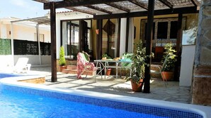 Pool - Perfect Vacation Home: Private Pool, Near the Sea, Free WiFi, Pet-Friendly, Dog Beach. (Deltebre)