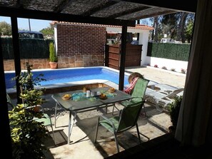 Outdoor dining - Perfect Vacation Home: Private Pool, Near the Sea, Free WiFi, Pet-Friendly, Dog Beach. (Deltebre)