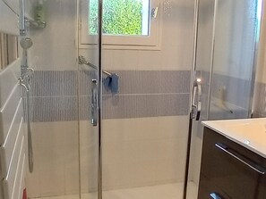 Bathroom - Quiet 3* House, 3 bdr, garden near beach - 6 ppl (Le Palais)