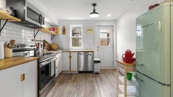 Køleskab, mikrobølgeovn, ovn, kogeplade