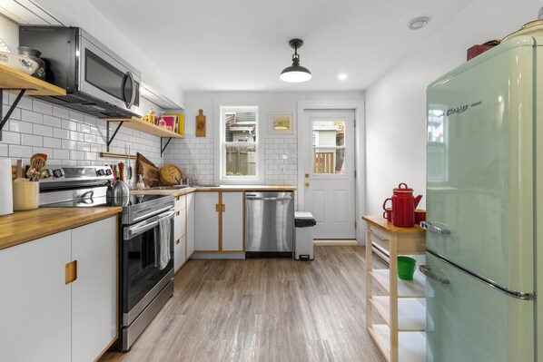 Fridge, microwave, oven, stovetop - The Bannerman Dedicated Parking (St. John's)