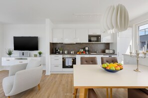 Réfrigérateur, four à micro-ondes, un four, surface de cuisson
