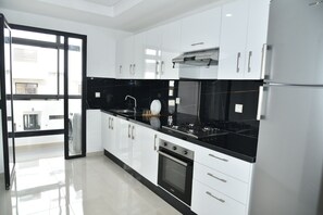Refrigerador, horno, parrilla de estufa y cafetera y tetera 