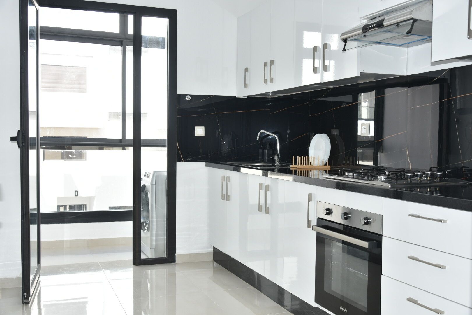 Jääkaappi, uuni, liesi, kahvin-/teenkeitin