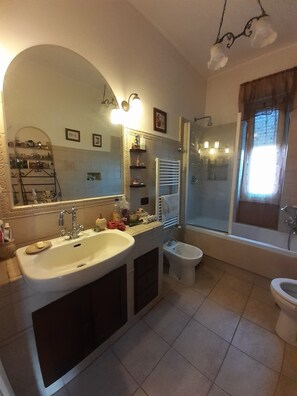Douche, sèche-cheveux, bidet, serviettes fournies