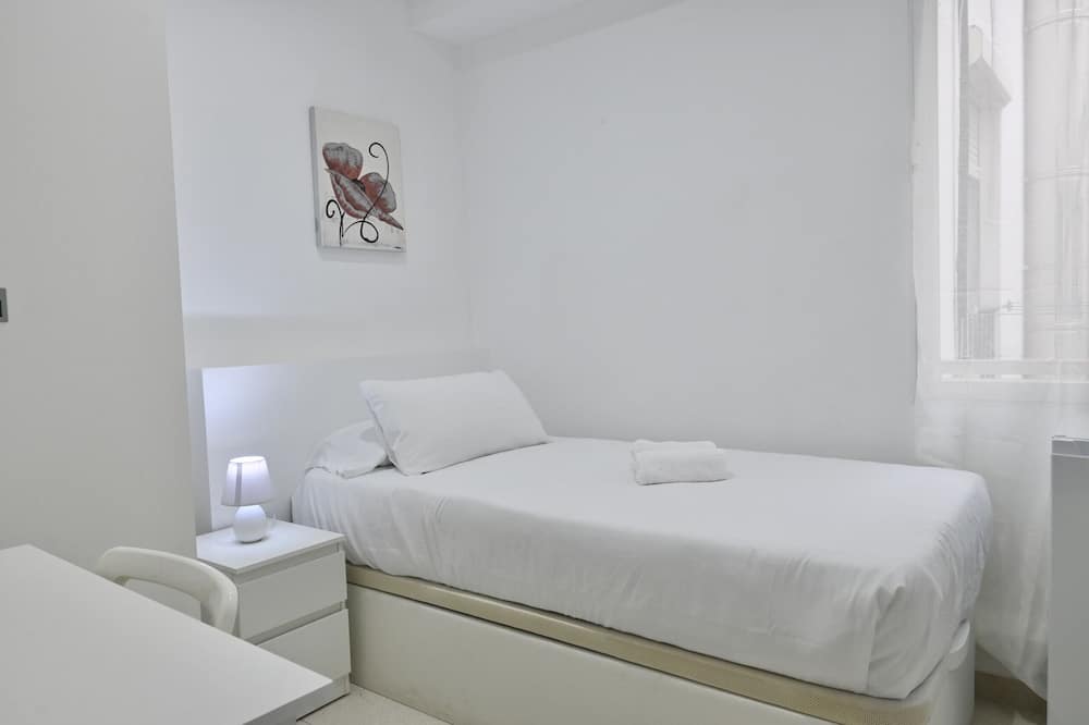Dream Room Steps from the Royal Palace of Madrid