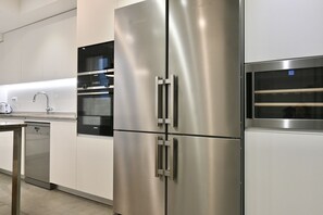 Réfrigérateur, micro-ondes, four, lave-vaisselle