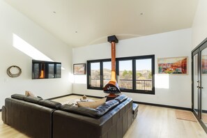 Smart-TV, Kamin, Bücher, Arbeitsbereiche