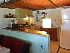 Refrigerador, horno, cafetera y tetera y tostadora 