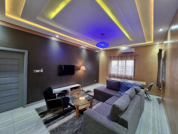 Smart TV - Résidence Schilo - Appartement Exclusif Climatisé 2 Chambres Avec Piscine (Abomey Calavi)