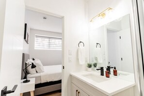 3 bedrooms, desk, WiFi, bed sheets - Trendy & Central | New Home (Winnipeg)