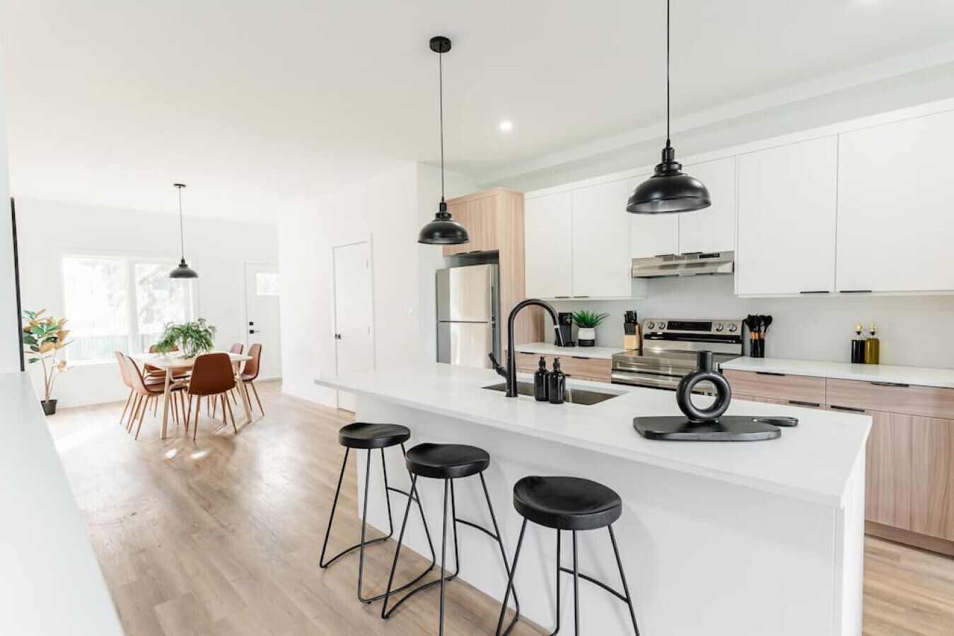 Réfrigérateur, four à micro-ondes, un four, surface de cuisson
