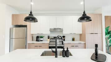 Geladeira, micro-ondas, fogão, cooktop