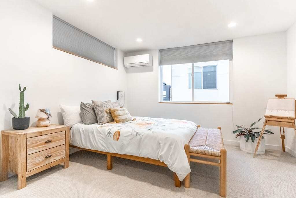 2 bedrooms, desk, iron/ironing board, travel crib