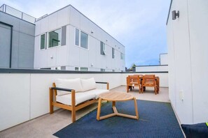 Outdoor dining - Ballard's Pet-Friendly Mid Century Home + Rooftop Deck (Seattle)