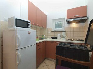 Kjøleskap, mikrobølgeovn, ovn og kokeplater