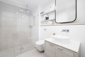 Douche, sèche-cheveux, serviettes fournies