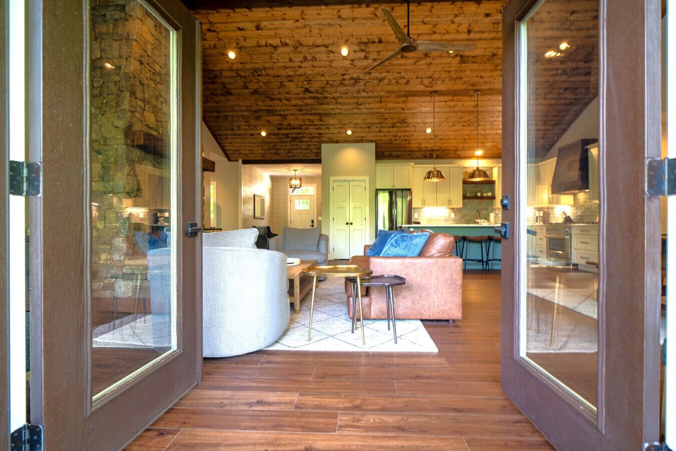 TV connectée, cheminée, espaces bureaux, écrans d'ordinateur