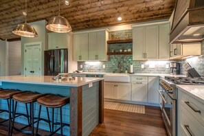 Fridge, microwave, oven, stovetop - Watermark Lake House (New Tazewell)