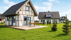 A modern house with a sloped roof, a wooden deck, and a small garden. - Gorgeous home in Rowy with house a panoramic view (Rowy)