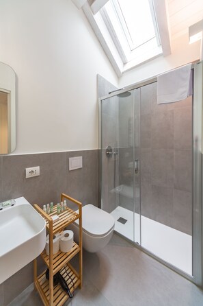 Bruser, hårtørrer, bidet, håndklæder