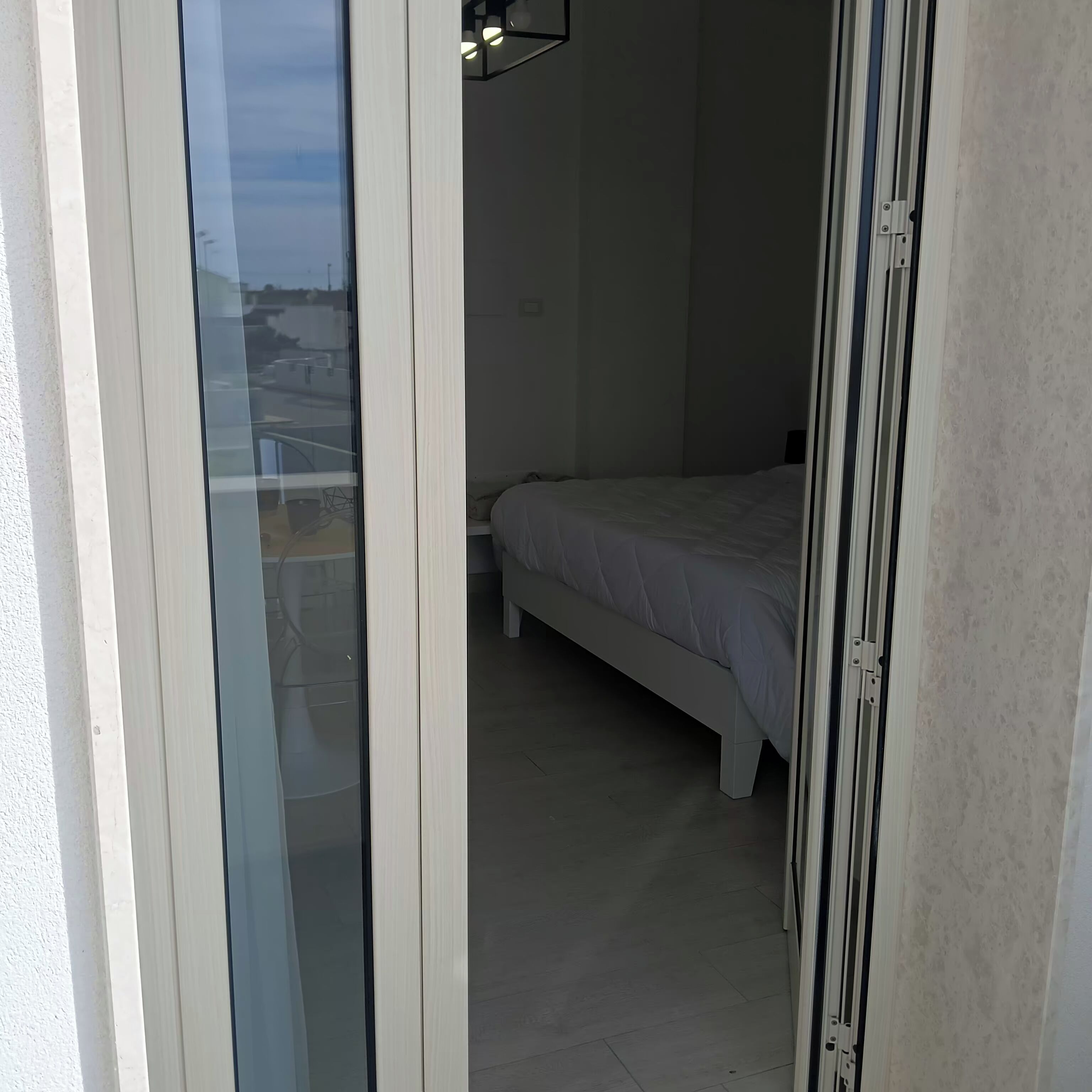 Une chambre à coucher avec un lit, une fenêtre et une vue sur l’extérieur.