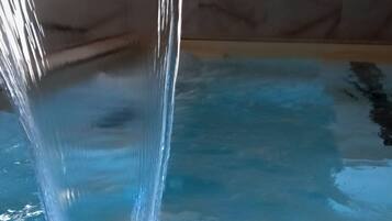 Una visuale chiara di un elemento acquatico con un corso d'acqua che sfocia in una vasca.