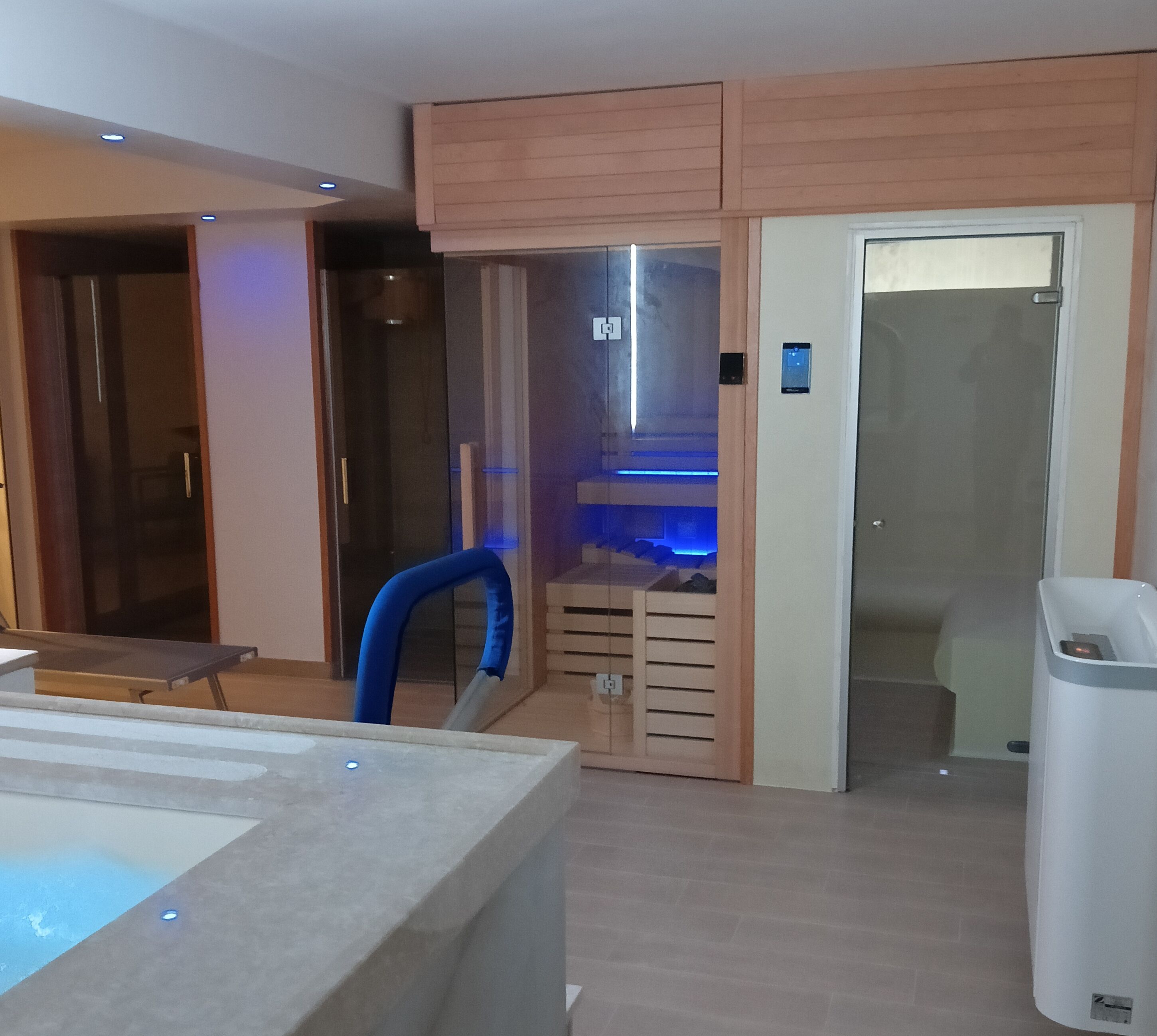 Een moderne badkamer met een douchecabine van glas, een ingebouwd toilet en een bad.