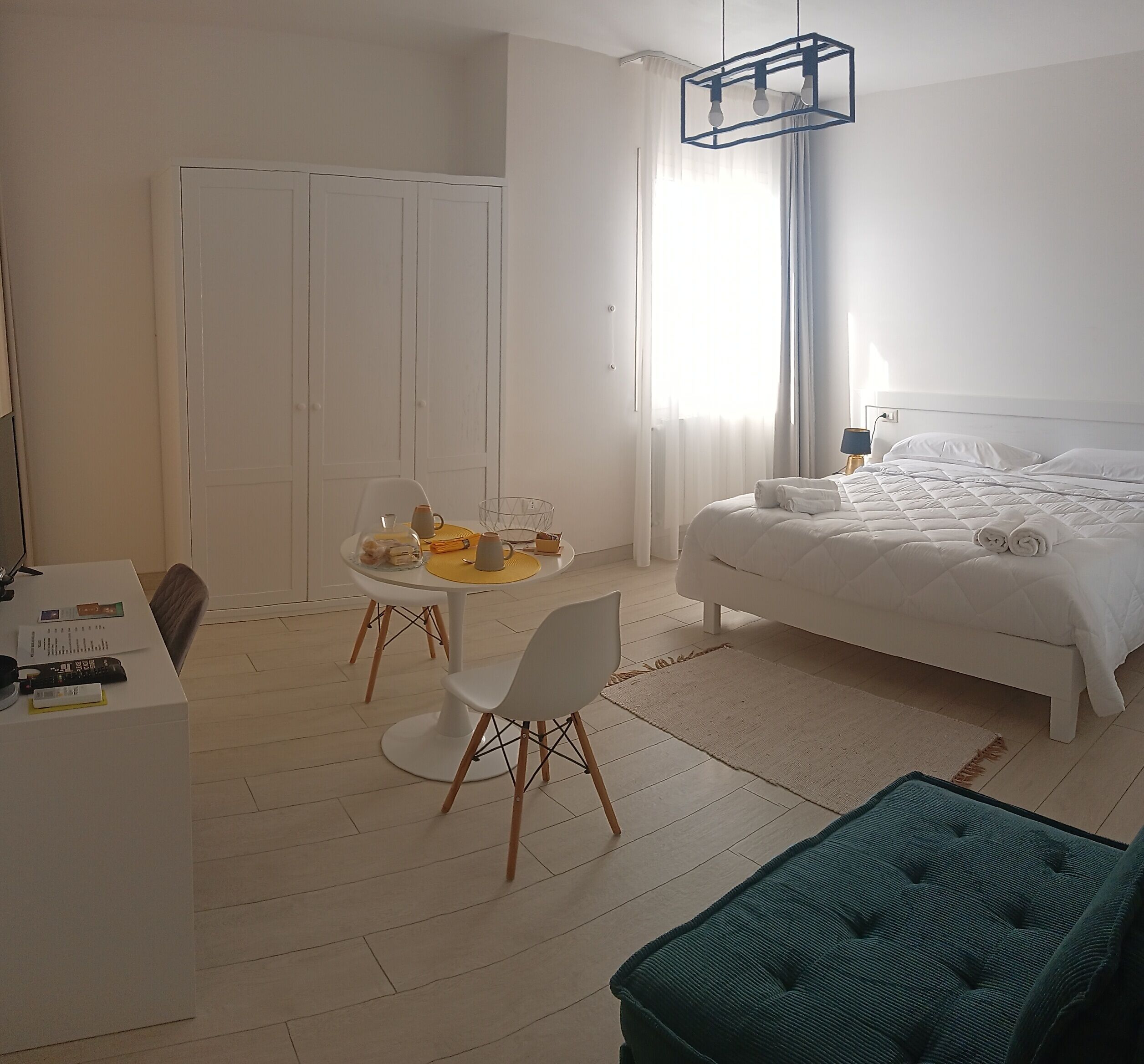 Une chambre d’hôtel moderne équipée d’un lit, d’un bureau et d’un coin repas.
