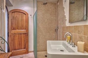 Dusche, Haartrockner, Bidet