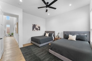 5 bedrooms, iron/ironing board, WiFi, bed sheets