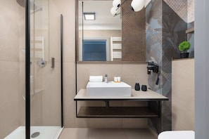 Dusche, Haartrockner, Shampoo