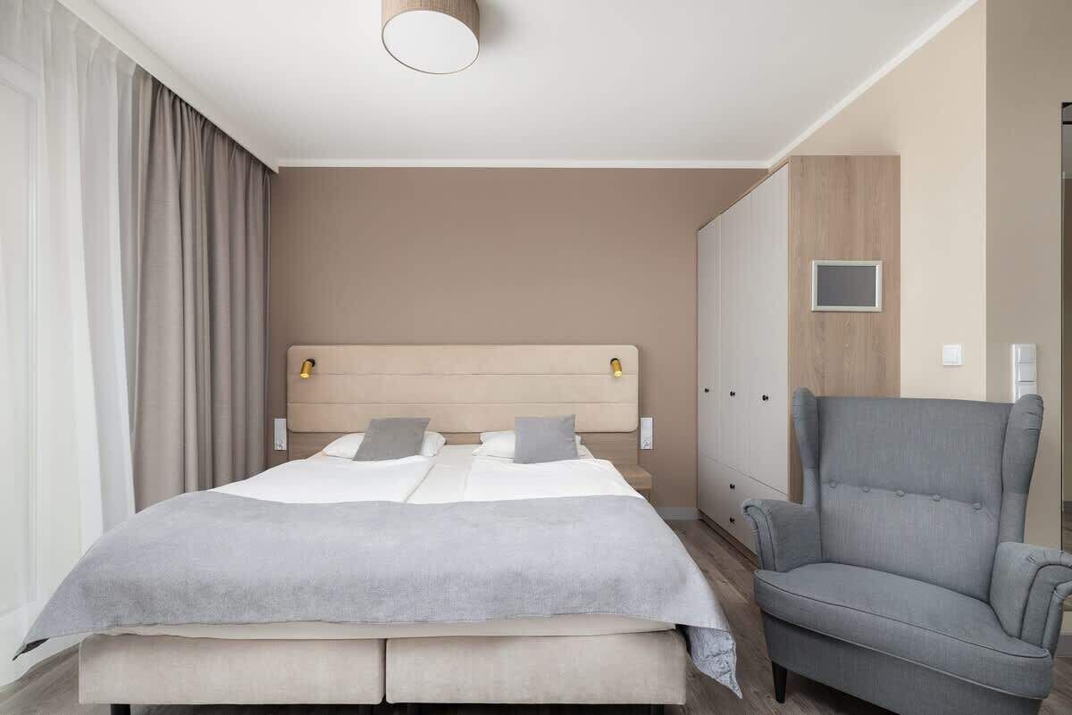 Iron/ironing board, WiFi, bed sheets