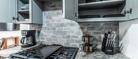 Kjøleskap, mikrobølgeovn, ovn og kokeplater