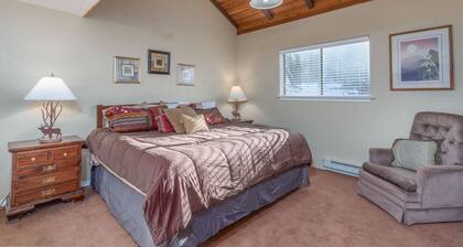 Evergreen A10- Cozy Condo That Is A Ski In/Out