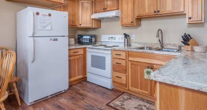 Evergreen A10- Cozy Condo That Is A Ski In/Out