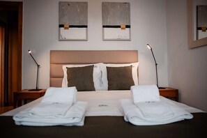 2 bedrooms, desk, iron/ironing board, WiFi