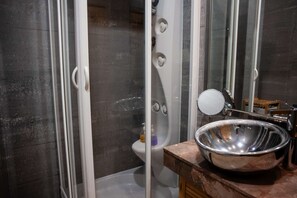 Chuveiro, secador de cabelo, toalhas de banho