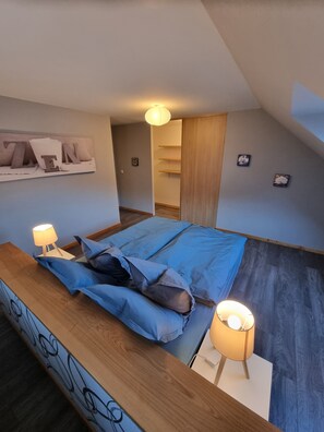 3 chambres, coffres-forts dans les chambres, bureau