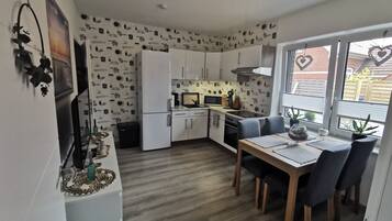 Kühlschrank, Mikrowelle, Ofen, Herdplatte