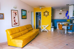 Deluxe Suite | Living area