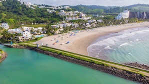 A coastal resort with a beach, a marina, and hillside villas. - Excelente vista Casa Blanca - Same  (Tonchigüe)
