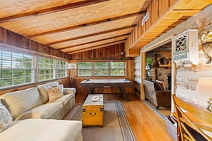 Fireplace, video games, table football - Huckleberry Inn: Sweet Stays in the Smokies (Sevierville)