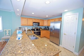 Kjøleskap, mikrobølgeovn, ovn og kokeplater