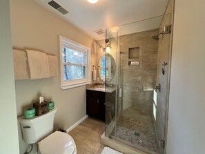 Shower, towels - Beautiful 3 bedroom mountain home with views of Grandfather Mountain (Sugar Mountain)