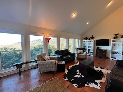 Beautiful 3 bedroom mountain home with views of Grandfather Mountain