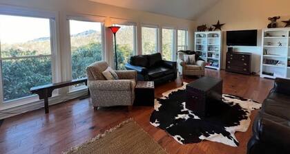 Beautiful 3 bedroom mountain home with views of Grandfather Mountain