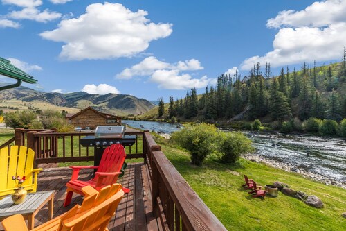 New Listing!One-of-a-Kind Luxe Riverfront Home-Fishing Access-Mins Dtn Creede